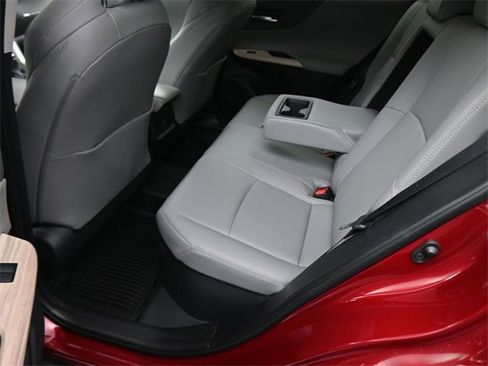 Used 2024 Toyota Venza XLE image 16