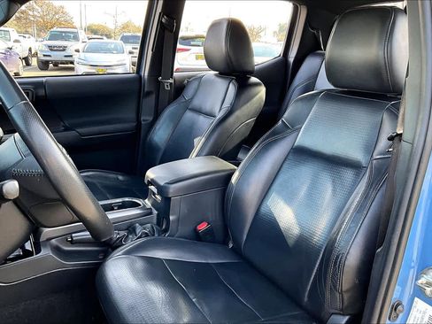 Used 2019 Toyota Tacoma TRD Sport image 8