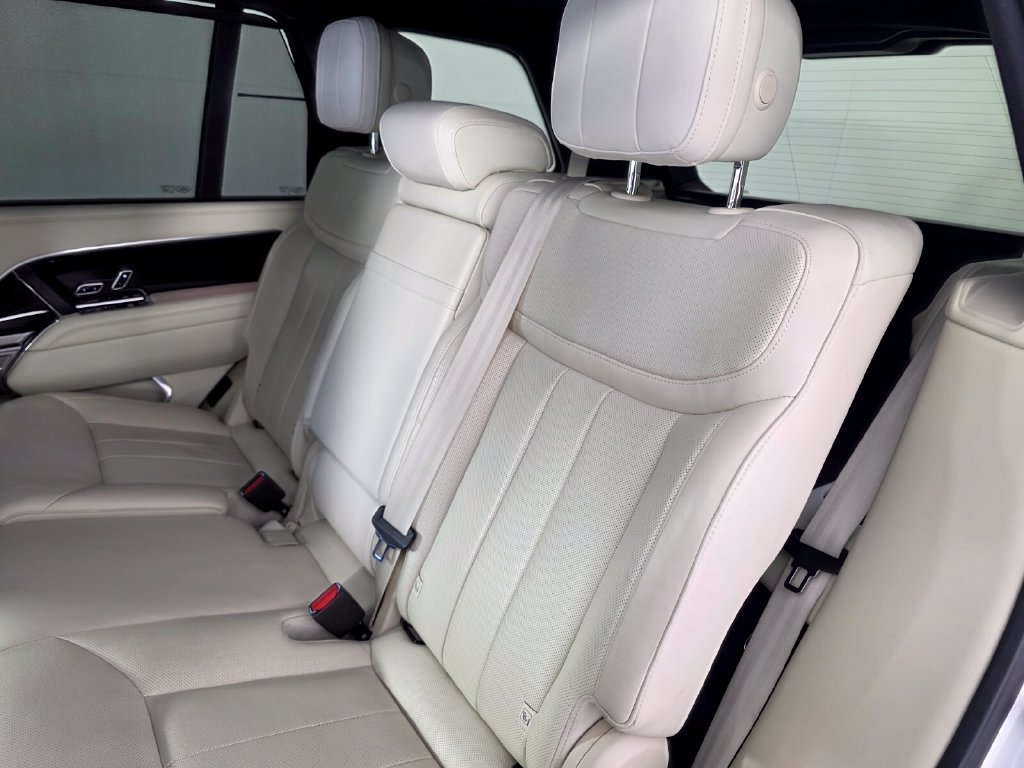 Used 2025 Land Rover Range Rover Long Wheelbase SE AWD/4WD image 16
