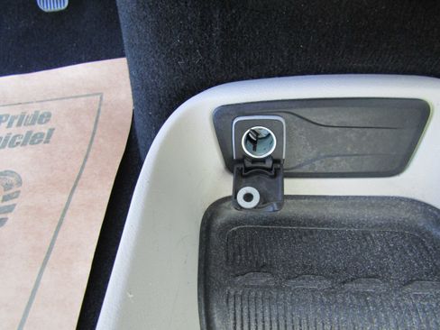 Used 2022 Chrysler Voyager LX image 18