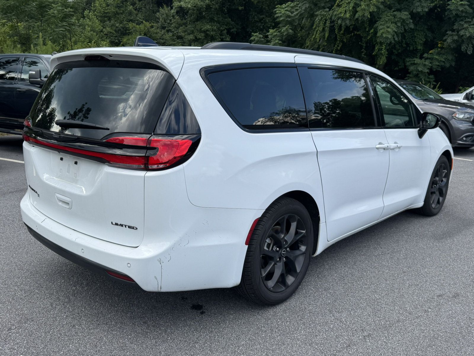 Used 2025 Chrysler Pacifica Limited FWD image 5
