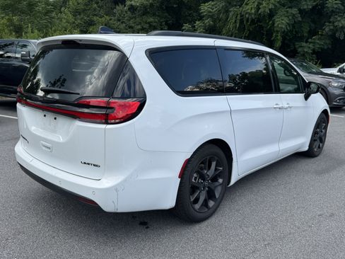 Used 2025 Chrysler Pacifica Limited FWD image 5