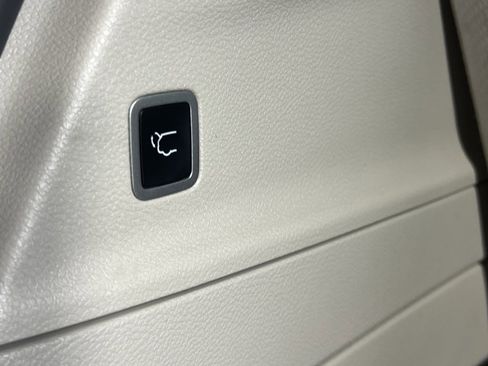 Certified 2024 Chrysler Pacifica Limited image 30