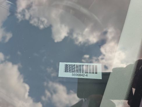 Used 2025 Volkswagen Taos SE AWD/4WD image 4