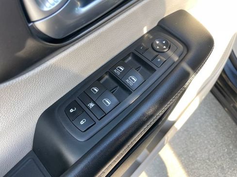 Used 2023 Chrysler Pacifica Touring-L FWD image 21