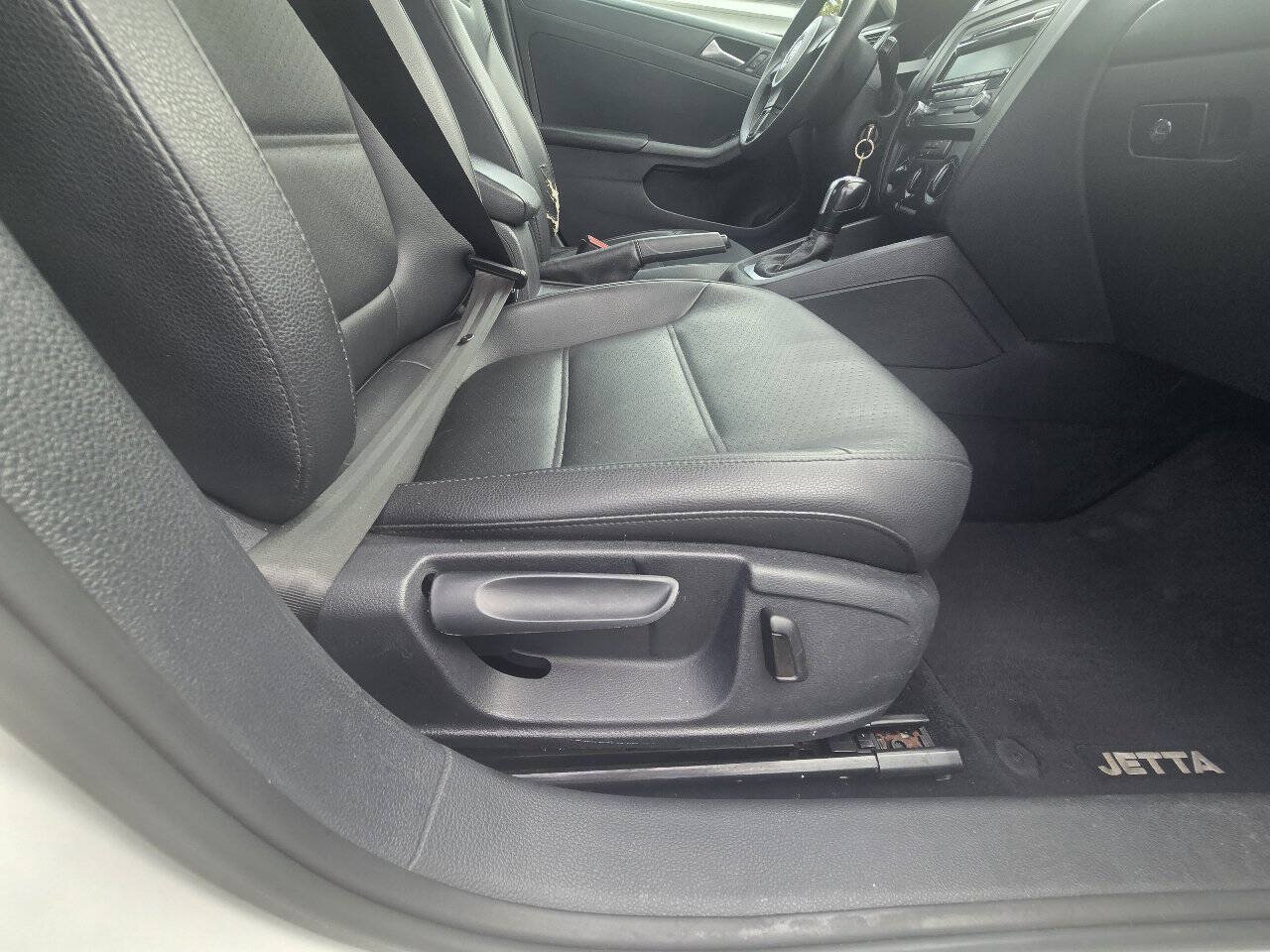 Used 2014 Volkswagen Jetta SE FWD image 35