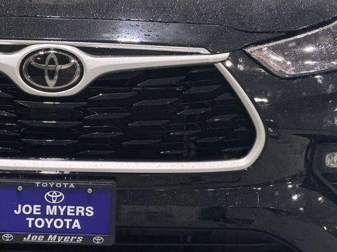 Used 2024 Toyota Highlander LE FWD image 5