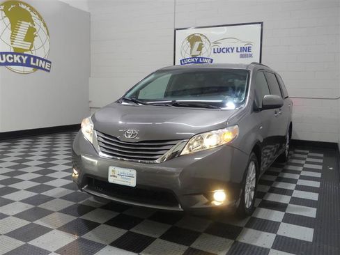 Used 2017 Toyota Sienna XLE Premium AWD/4WD image 4