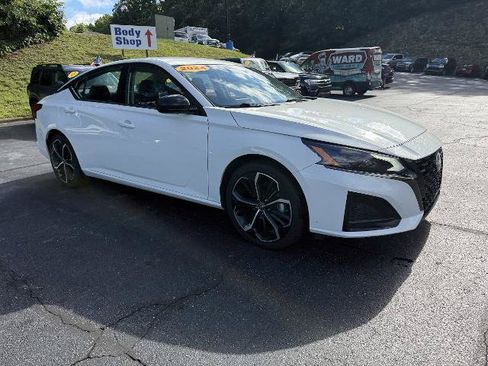 Used 2024 Nissan Altima 2.5 SR FWD image 3
