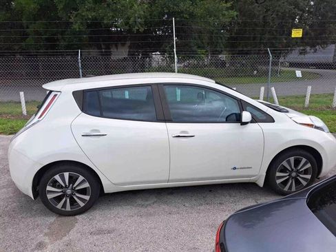 Used 2016 Nissan Leaf SV image 3