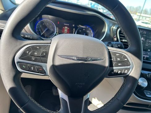 Used 2024 Chrysler Pacifica Touring-L image 10
