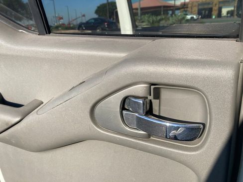 Used 2018 Nissan Frontier SV AWD/4WD image 10