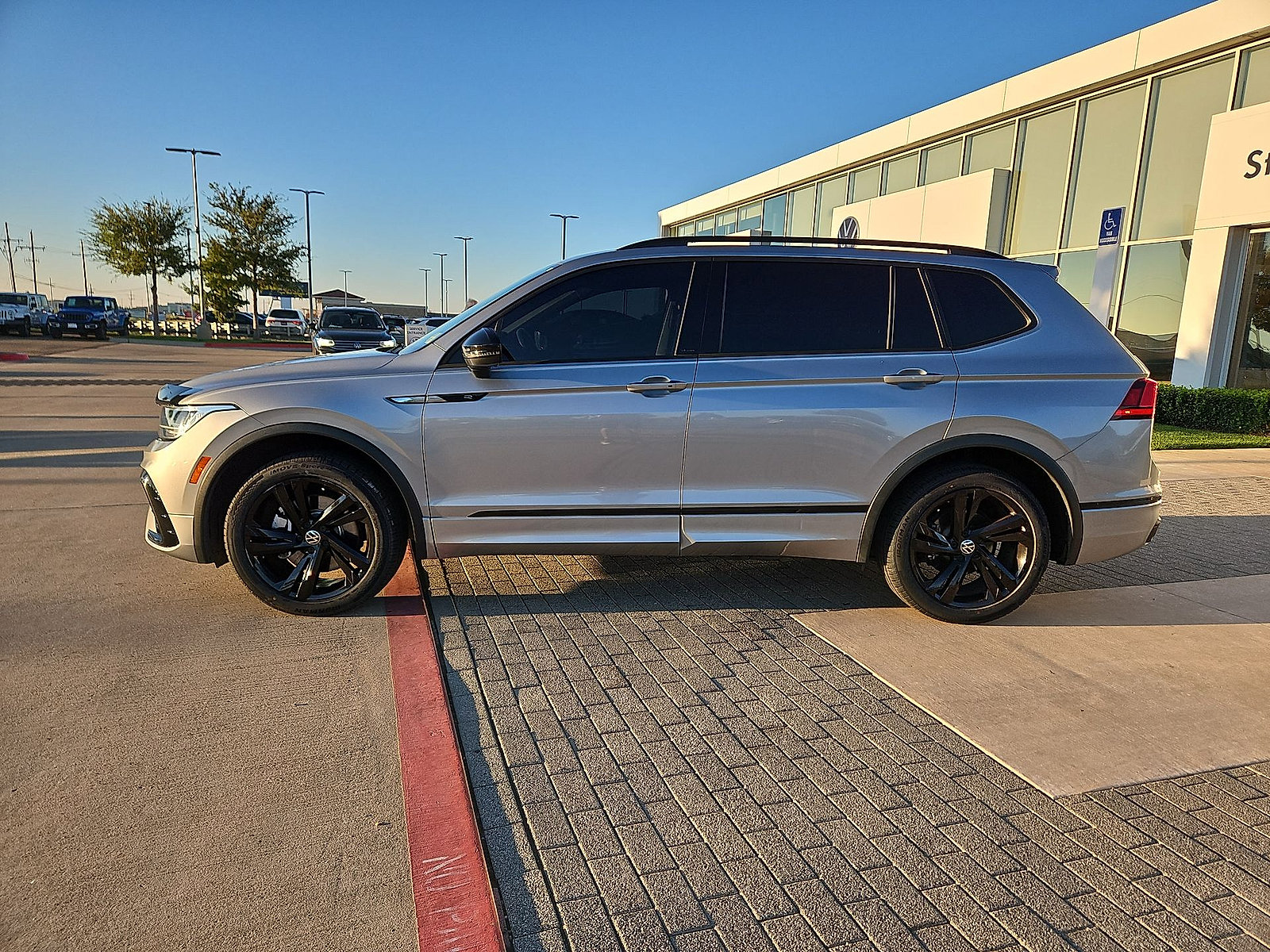 Certified 2024 Volkswagen Tiguan SE R-Line FWD image 5