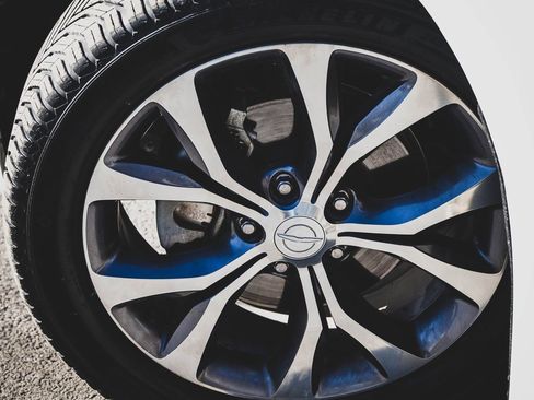 Used 2018 Chrysler Pacifica Limited w/ Tire & Wheel Group image 29