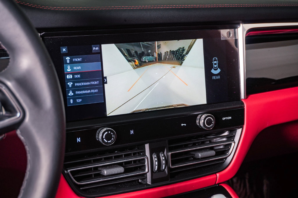 Certified 2026 Porsche Macan AWD/4WD image 23