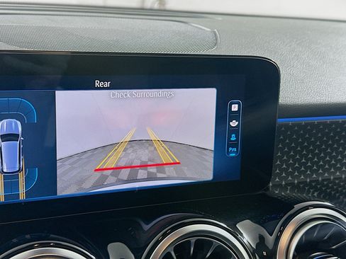 Used 2025 Mercedes-Benz GLB 250 4MATIC image 22