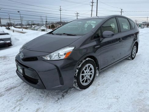 Used 2017 Toyota Prius V Two image 6