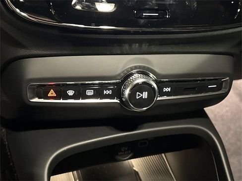 New 2025 Volvo XC40 B5 Core w/ Protection Package Premier AWD/4WD image 17
