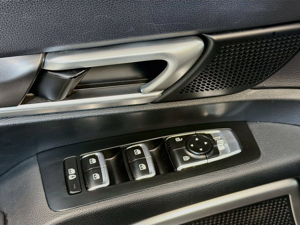Used 2025 Kia Telluride S AWD/4WD image 18