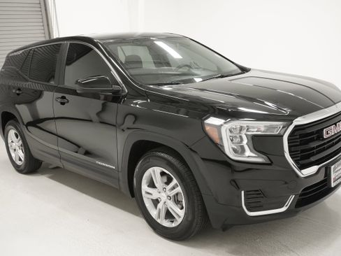 Used 2023 GMC Terrain SLE image 3