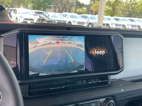 Used 2025 Jeep Wrangler Sahara image 17