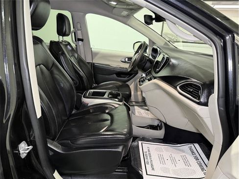 Used 2023 Chrysler Pacifica Touring-L image 29