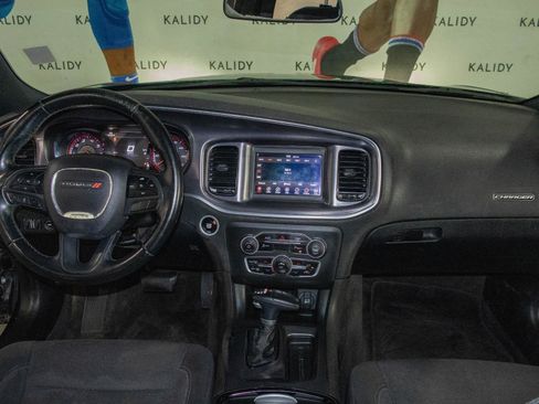 Used 2018 Dodge Charger SXT w/ Blacktop Package image 3