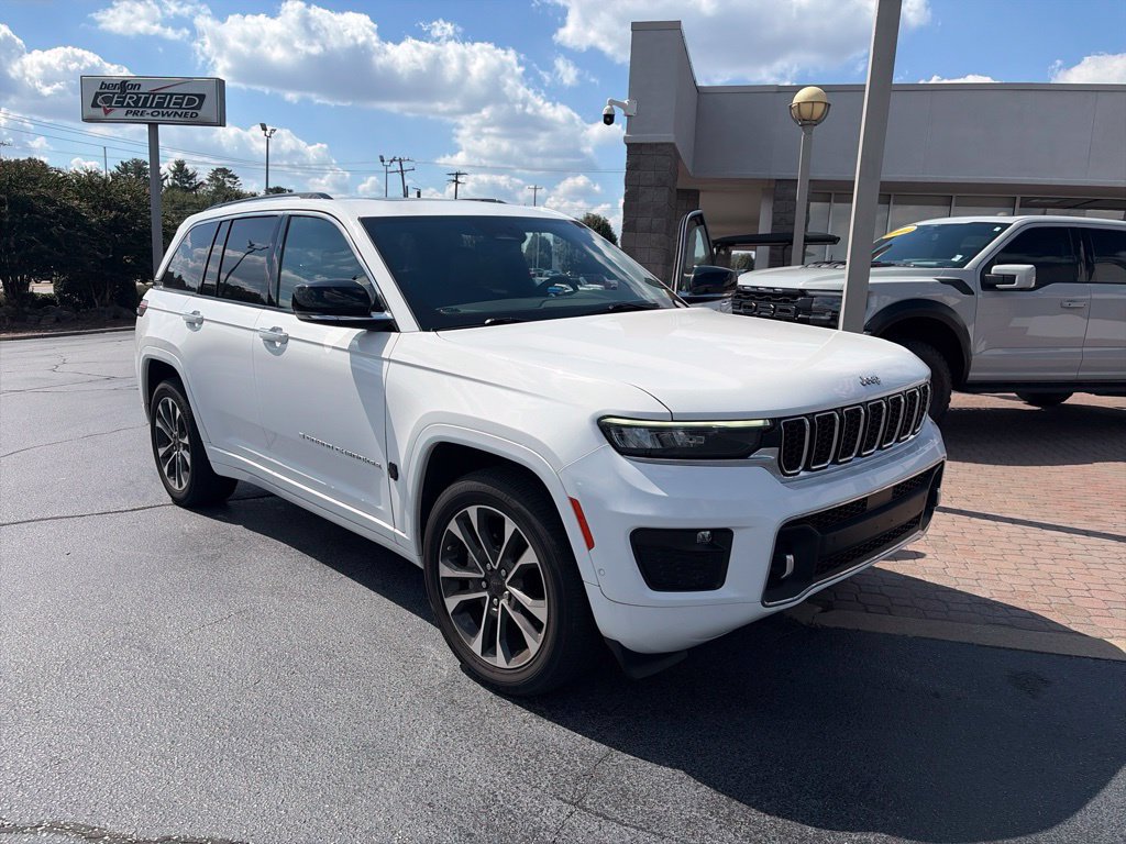 Used 2023 Jeep Grand Cherokee Overland w/ Luxury Tech Group IV AWD/4WD image 10