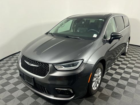 Used 2023 Chrysler Pacifica Touring-L FWD image 7