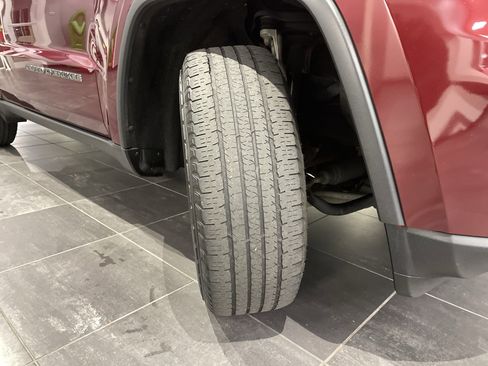 Used 2020 Jeep Grand Cherokee Laredo image 13