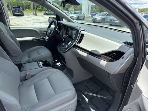 Used 2020 Toyota Sienna XLE FWD image 19
