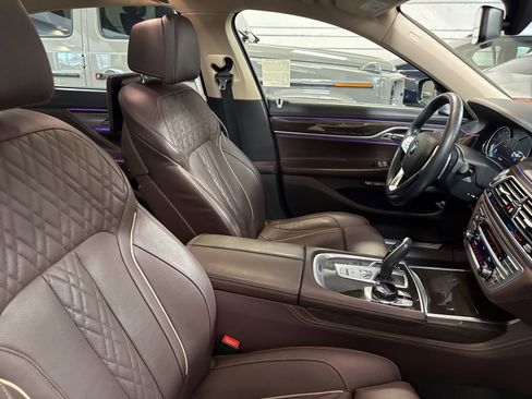 Used 2018 BMW 750i RWD image 32