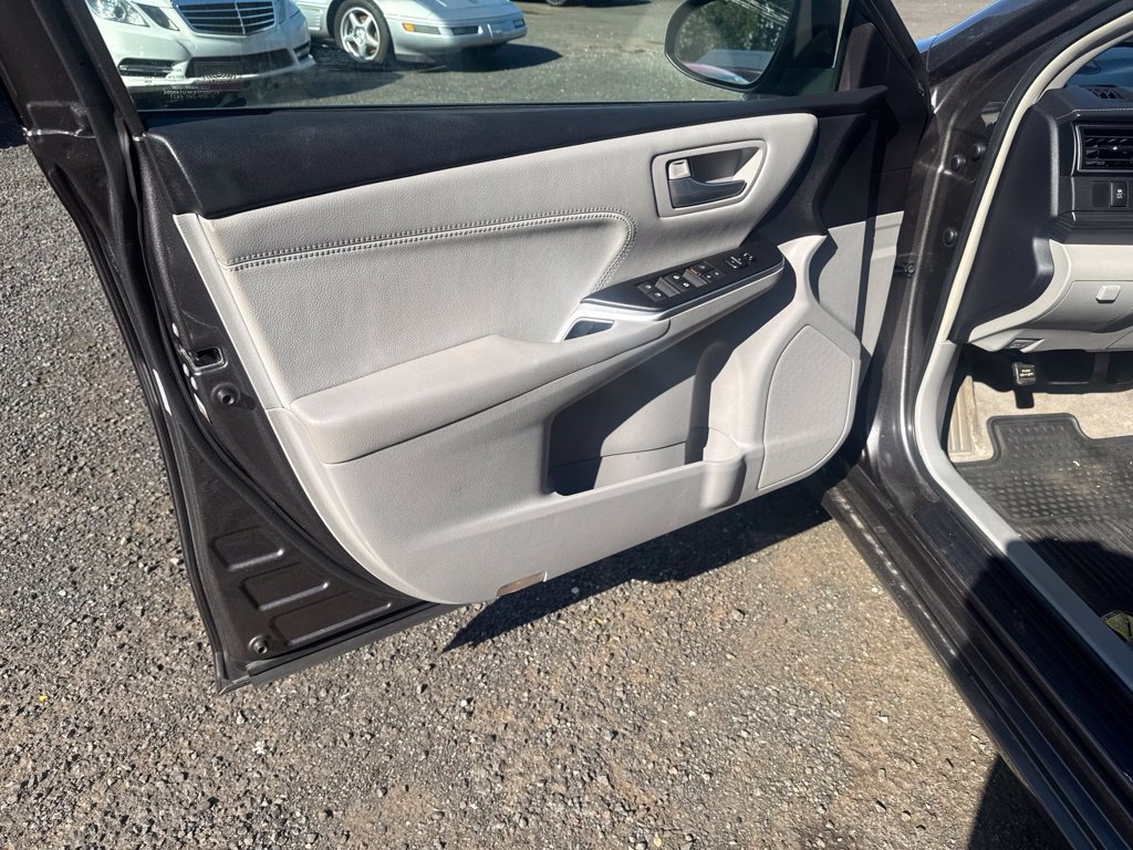 Used 2015 Toyota Camry XLE w/ Moonroof Package FWD image 27