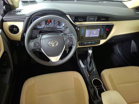 Used 2018 Toyota Corolla LE FWD image 2