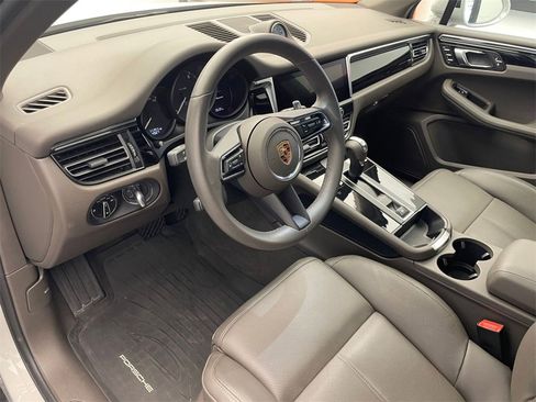 Used 2025 Porsche Macan image 4