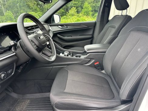 Used 2024 Jeep Grand Cherokee L Laredo RWD image 10
