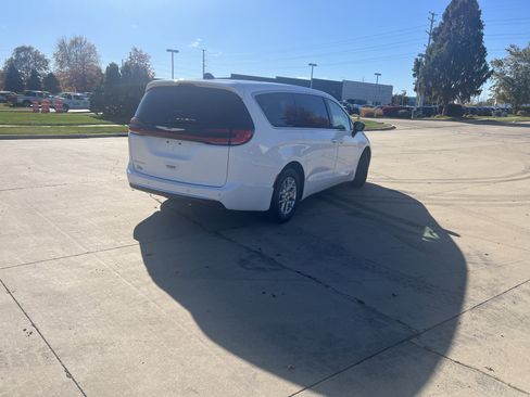 Used 2024 Chrysler Pacifica Touring-L image 7