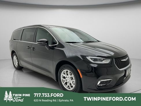 Used 2025 Chrysler Pacifica Select FWD image 1