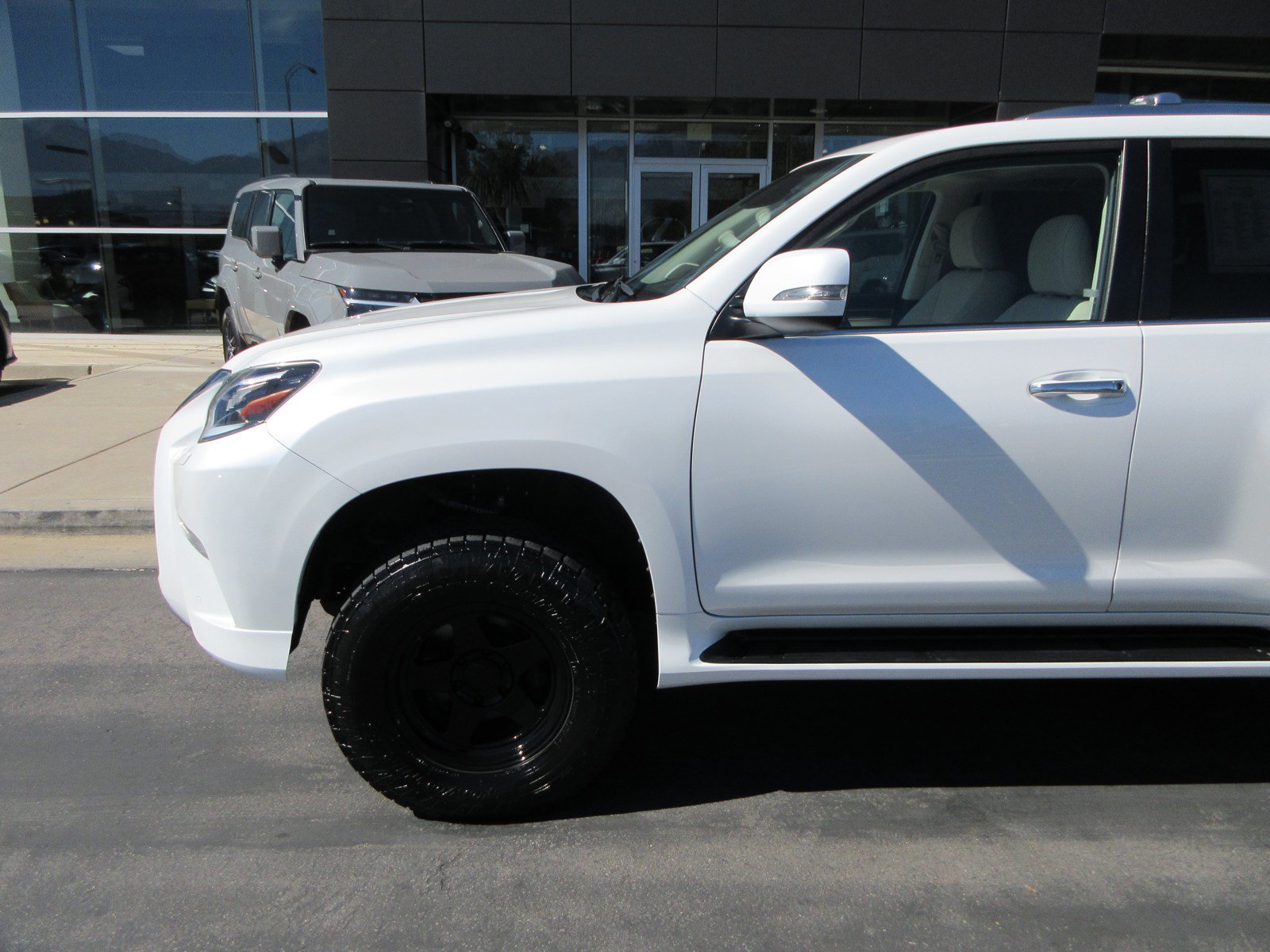 Used 2021 Lexus GX 460 Premium w/ Premium Package AWD/4WD image 2