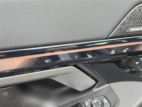 Used 2025 BMW i5 eDrive40i w/ Premium Package image 16