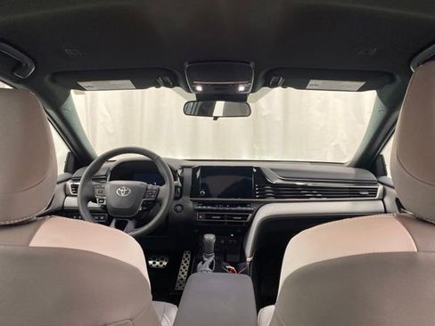 Used 2025 Toyota Camry SE image 32