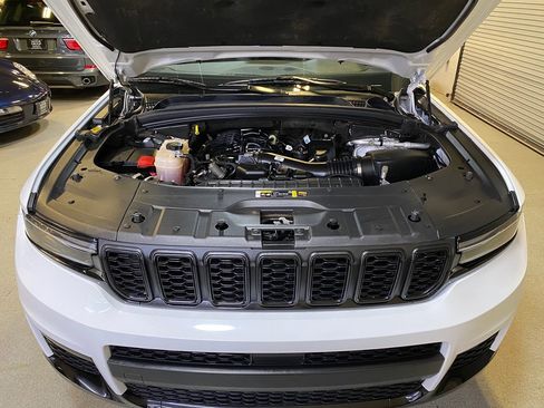 Used 2023 Jeep Grand Cherokee L Laredo RWD image 34
