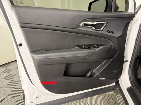 Used 2025 Kia Sportage SX image 8