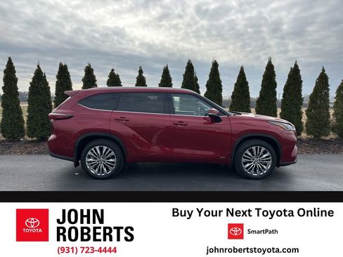 Certified 2025 Toyota Highlander Platinum image 1