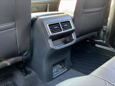 Used 2025 Volkswagen Atlas Cross Sport SE w/ Panoramic Sunroof Package image 18