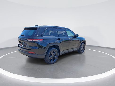 Used 2022 Jeep Grand Cherokee Altitude AWD/4WD image 9