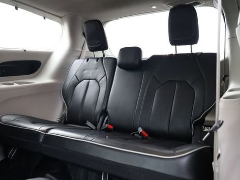 Used 2024 Chrysler Pacifica Limited image 26