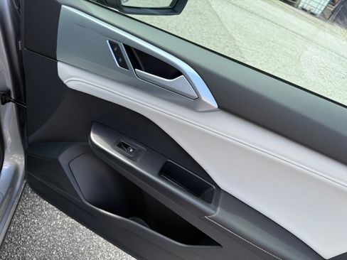 Used 2025 Volkswagen Taos SE w/ Panoramic Sunroof Package image 30