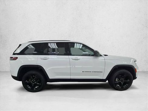 Certified 2025 Jeep Grand Cherokee Altitude AWD/4WD image 4