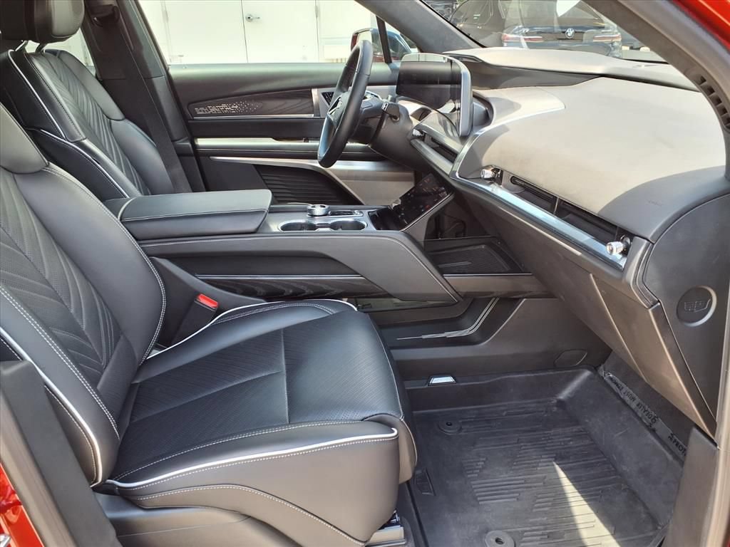 Certified 2026 Cadillac Vistiq Platinum w/ LPO, Floor Liner Package AWD/4WD image 9